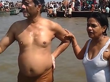 Juicy Amateur Couple Worship Nude In Ganga